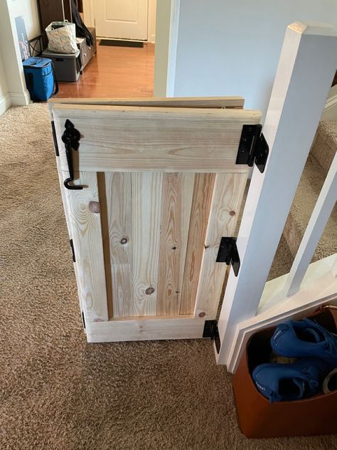 Folding Dog Gates Indoor Diy, Diy Folding Dog Gate, Dog Gate Ideas Indoor, Foldable Gate Design, Dog Gates Indoor Diy, Diy Dog Gates Indoor Easy, Stair Gate Ideas, Dog Gates Indoor, Stair Gate Diy