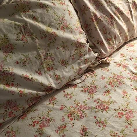 ·:* ✮ 𝑨𝑷𝑯𝑹𝑶𝑫𝑰𝑻𝑬 Vintage Bed Sheets Aesthetic, Lilah Black, Wretched And Divine, Floral Bed Sheets, Country Cottage Bedroom, Dorm Room Aesthetic, Cottage Bedrooms, American Horror Story Hotel, Writing Retreat