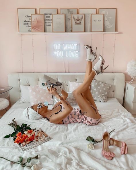 Sleeping Photoshoot, Friday Night Plans, Bedroom Photoshoot, Pink Power, Summer Ideas, Pink Vibes, Pink Room, Summer Instagram, Instagram Summer