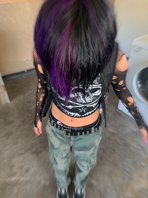 Purple And Black Split Dye Short Hair, Black And Purple Split Dye, Black Split Dye Hair, Purple Split Dye, Split Aesthetic, Black And Purple Hair, Half And Half Hair, Split Dye, Split Dyed Hair