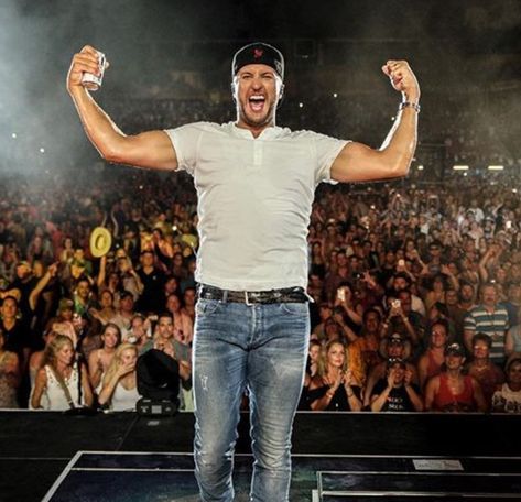 Cant get these kinda muscles anywhere but a farm Happy Birthday Luke, Jon Langston, The Neighbourhood Songs, Caroline Bryan, Girl Sayings, Luke Bryan Fan, Luke Bryan Concert, Lyrics Country, Quotes Country