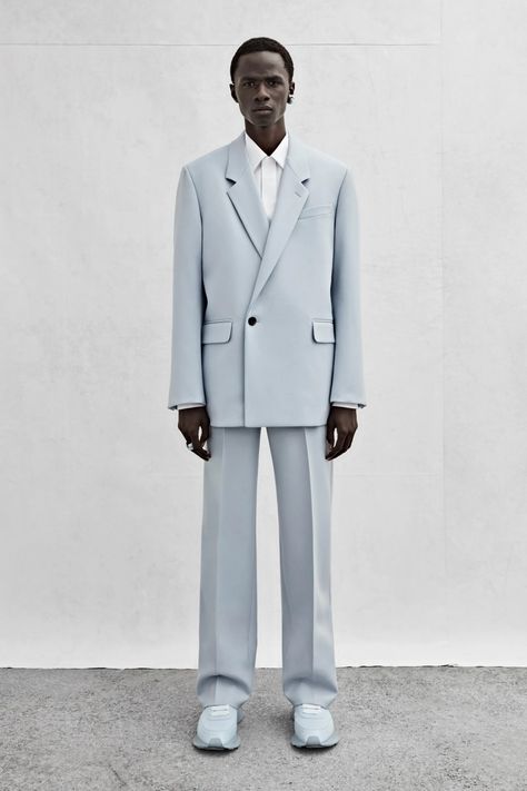 Alexander McQueen Spring 2023 Menswear Fashion Show | Vogue Alexander Mcqueen Spring 2023, Summer Fashion Week, Men Formal, Double Breasted Coat, Menswear Collection, Spring 2023, Pullover Shirt, Wedding Suits, Spring Summer Fashion