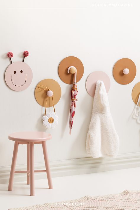 A DIY caterpillar coat rack for the wall Colorful Caterpillar, Kids Coat Rack, Diy Coat Rack, Kids Rooms Inspo, Kids Hangers, Coat Rack Hooks, Coat Storage, Toddler Coat, Kids Shelves