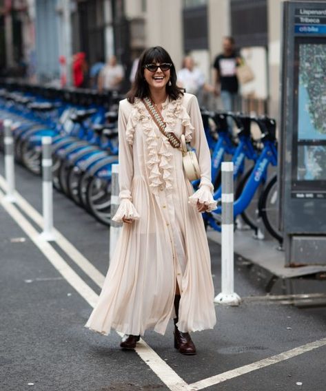 New York Fashion Week Spring Summer 2019 Street Style Dress And Boots, New York Fashion Week Street Style, Seoul Fashion Week, Grunge Look, Looks Street Style, Street Style Trends, Girls Style, Maxi Robes, Fashion Week Runway