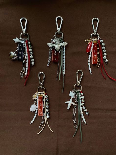 Handmade Fashion Jewelry, Funky Jewelry, Jewelry Lookbook, Diy Keychain, Beaded Accessories, Beaded Keychains, Clothes Crafts, Purse Charms, Diy Charms