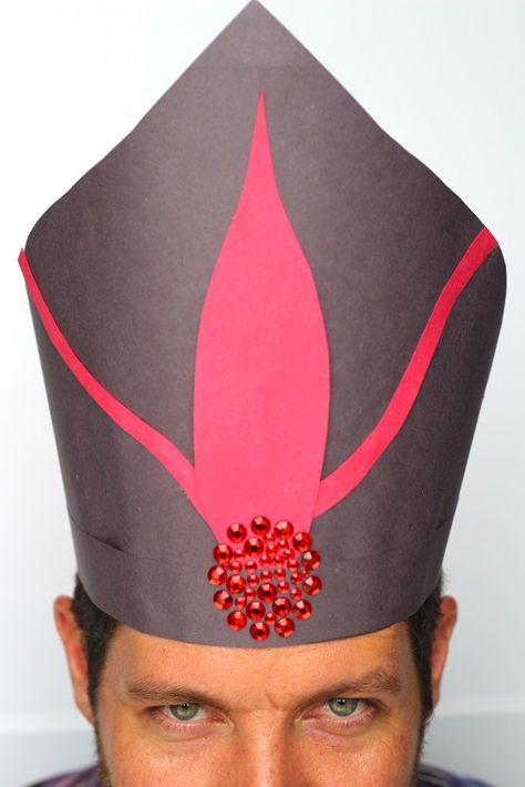 Learn how to make your own Jafar hat! The kids will love this easy Disney craft! Aladdin Costume Diy, Jafar Costume, Aladdin Musical, Aladdin Jr, Marathon Signs, Disney Craft, Aladdin Party, Jasmine Party, Aladdin Costume