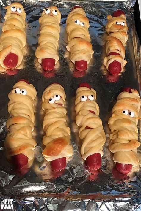 Mummy pigs in a blanket is the perfect party food for Halloween! We love Halloween themed foods. They add such a fun touch to the night! Halloween Things To Do With Kids, Halloween Traditions For Kids, Halloween Themed Food For Kids, Fall Themed Food For Party, Halloween Theme Dinner, Halloween Foods For Kids, Cute Halloween Food Ideas, Halloween Fun Food, Halloween Fun For Kids