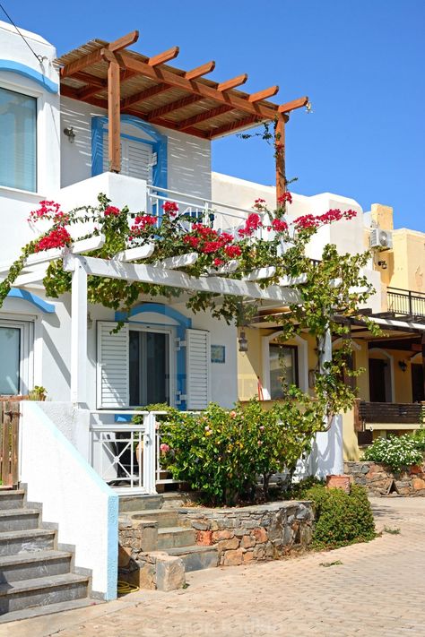 Greek Balcony, Greek Houses Exterior, Houses In Greece, Greek Homes, Greece House, Homes Architecture, Santorini House, Townhouse Exterior, Apartment Exterior