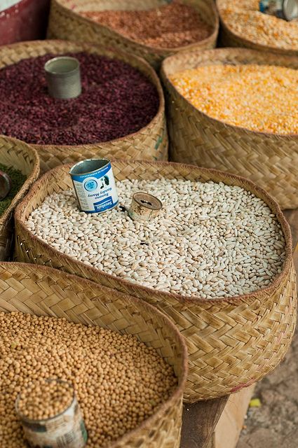 Beans and Pulses in a Madagascar market.   Photo credit: Tom McShane Fruit And Veg Shop, Vegetable Shop, Grocery Store Design, Supermarket Design, Fruit Shop, Spice Shop, Random Images, Outdoor Market, Food Market