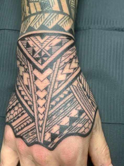 Tongan Tattoo Hand, Māori Hand Tattoo, Polynesian Hand Tattoo For Men, Maori Hand Tattoo For Men, Maori Tattoo Hand, Samoan Hand Tattoo, Maori Hand Tattoo, Polynesian Hand Tattoo, Tattoos For Guys Hand