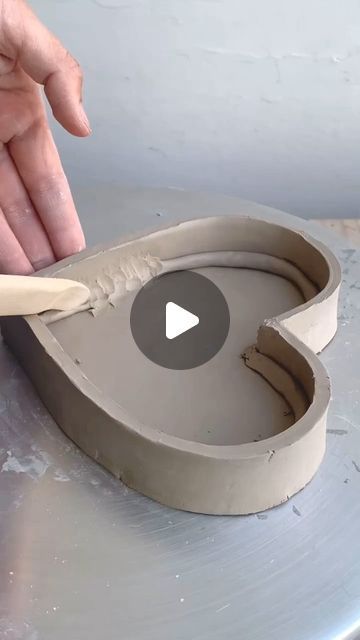 Ceramics Videos on Instagram: "Heart handbuilt serving bowl ♥ by @jette_estudio.ec" Hand Built Pottery Ideas For Beginners Simple, Diy Clay Heart, Ceramic Heart Bowl, Bowl Clay Ideas, Clay Heart Ideas, Handbuilt Ceramics Ideas, Heart Ceramics Ideas, Valentine Pottery Ideas, Ceramic Hearts Ideas