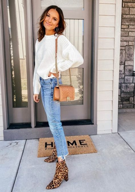 Lauren Kay Sims | Cream Sweater Outfit, Fall Winter Looks, Lauren Kay Sims, Blush Sweater, Jean Jacket Outfits, Nashville Outfits, Black Jeans Outfit, Boho Fashion Summer, Sweater Outfit