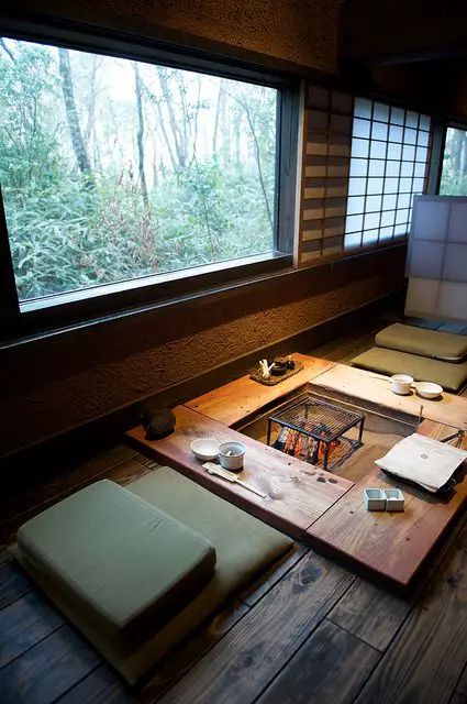 This is How You Can Create a Japanese Style House - Decoholic Japanese Home Design, Japanese Tea House, Japanese Style House, Traditional Japanese House, Interior Design Per La Casa, Japanese Interiors, Japanese Interior Design, Zen Style, Japanese Decor