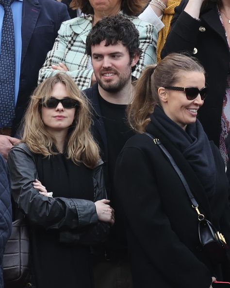 Stella Banderas es una apasionada de la Semana Santa malagueña. Este año, además de disfrutar con Bárbara Kimpel y su padre Antonio Banderas, se ha traído por primera vez a España a su novio estadounidense Alex Gruszynski ♥️ #stellabanderas #antoniobanderas #nicolekimpell #alexgruszynski #semanasanta Stella Banderas, A Teen, On Instagram, Instagram, Santos