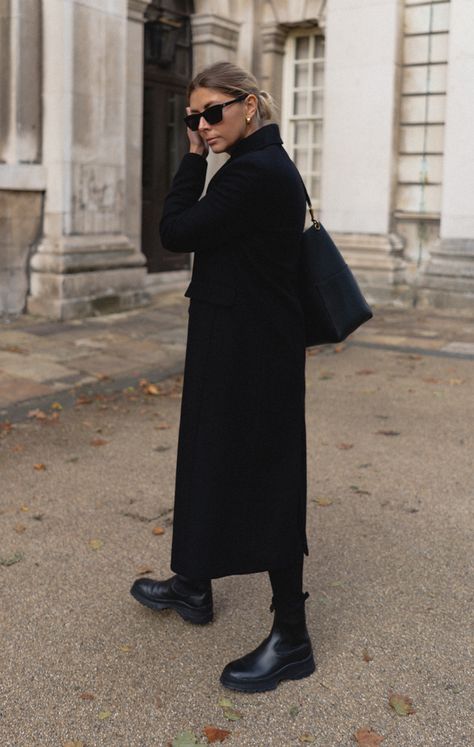 Emma Hill style. Long black wool coat, chunky boots, all black outfit for Autumn. Long Black Wool Coat, Wool Coat Outfit, Black Coat Outfit, Long Black Coat, Looks Street Style, Fashion Weeks, All Black Outfit, Coat Outfits, Mode Inspo