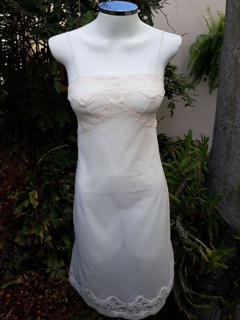 Camisola Renda | Produto Vintage e Retro Rhodiany Usado 41928792 | enjoei Movie Theater, White Formal Dress, One Shoulder Wedding Dress, Theater, One Shoulder, Zara, Formal Dresses, Wedding Dress, Nike