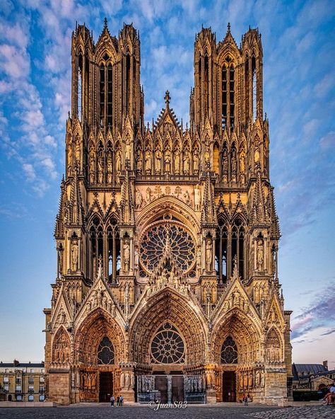 Reims Cathedral, Byzantine Empire, Cathedral Church, Classic Architecture, Church Architecture, Amazing Architecture, Cologne Cathedral, Barcelona Cathedral, Old World