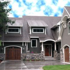 Exterior House Colors With Brown Roof Design, Pictures, Remodel, Decor and Ideas - page 3 Dovetail Exterior, Exterior Paint Color Schemes, Farmhouse Color Scheme, Green Siding, Best Exterior Paint, Exterior Doors With Glass, Gray House, Pintura Exterior, Farm House Colors