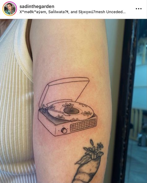 Fashion Related Tattoos, Record Tattoo Ideas, Cute Music Tattoos, Vinyl Tattoo Record, Record Tattoo Vinyl, Fashion Tattoo Ideas, Phonograph Tattoo, Vinyl Record Tattoo, Record Tattoo