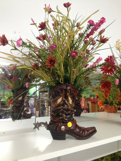 Western floral decoration Quince Charro Decorations, Cowboy Boot Centerpieces, Boot Centerpiece, Western Centerpieces, Country Western Decor, Southwestern Home Decor, Table Centerpieces For Home, Western Crafts, Western Theme Party