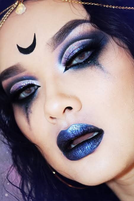 Psychic Makeup Halloween, Purple And Black Witch Makeup, Moon Makeup Ideas, Sorcerer Makeup Halloween, Creative Witch Makeup, Mystical Witch Makeup, Moon Witch Makeup Halloween, Cold Face Makeup, Witch Purple Makeup