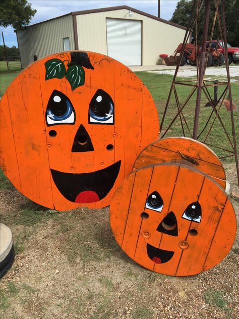 Wire spools painted to look like pumpkins. Spool Halloween Ideas, Painted Wire Spools, Wire Spool Ideas Outdoor, Tire Pumpkins, Wooden Wire Spool Ideas, Wire Spool Ideas Diy, Wire Spool Ideas, Spool Diy, Wooden Spool Ideas