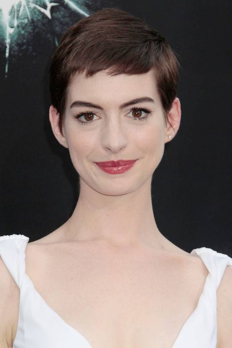 Anne Hathaway Short Hair, Anne Hathaway Pixie, Anne Hathaway Hair, Hair Muse, Les Miserable, Pixie Haircut Styles, Pixie Crop, Haircut Inspiration, Mom Hairstyles