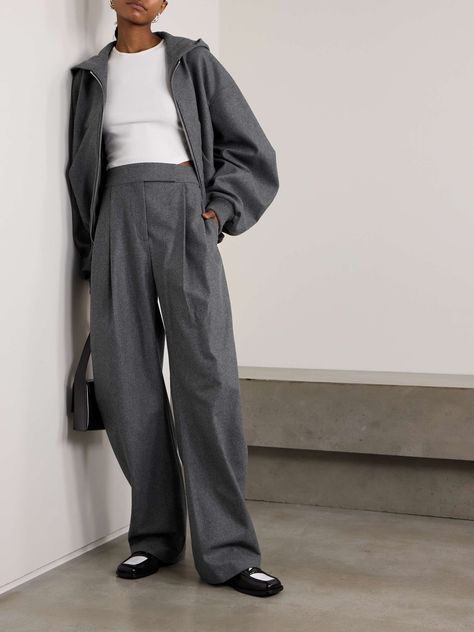 Oversized Tailored Pants, Tapered Leg Pants, Loose Pants Outfit Women, Pleated Pants For Women, Dark Gray Trousers Outfit Women, Grey Loose Pants Outfit, How To Style Grey Pants, Light Grey Trousers Outfit, Grey And White Outfits