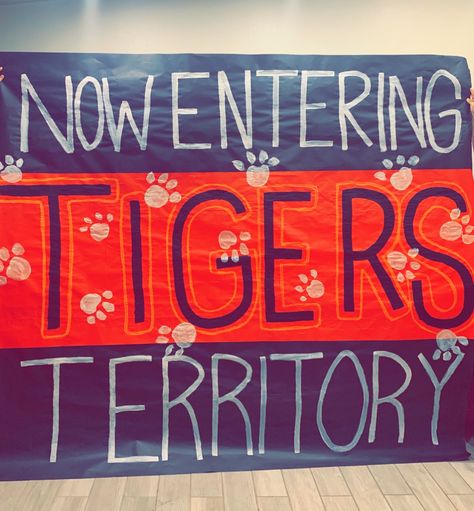 Cheer Runthrough Signs, Homecoming Banner Ideas High School, Homecoming Football Decorations, Football Posters High School Ideas Diy, Cheer Bulletin Board Ideas, Homecoming Pep Rally Decorations, School Spirit Hallway Decorations, Basketball Cheer Posters, School Spirit Banners