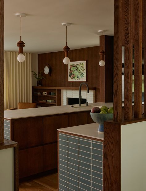 This House Blends Mad Men Style and Modern Functionality Mid Century House Interior, Los Angeles House, 60s Interior, Mad Men Style, 1950s House, Cabin Kitchens, House Blend, Mid Century Kitchen, Mid Century Modern House