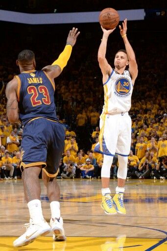 Stephen Curry & LeBron James.para mi el que tira es el mejor alli Funny Sports, Nba Finals, Stephen Curry, The Court, Nba, Basketball, Sports