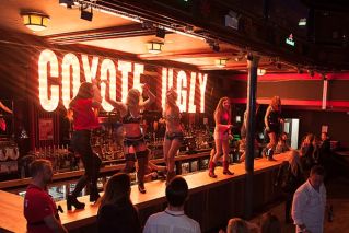 Coyote Ugly Party Theme, Coyote Ugly Theme Party, Coyote Ugly Aesthetic, Tori Aesthetic, Coyote Ugly Bar, Britney Spears Outfits, Ugly Fashion, Country Bar, Western Bachelorette