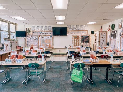 Teaching Aesthetic Classroom, Dream Job Aesthetic Teacher, Teacher Aesthetic Classroom, Elementary School Teacher Aesthetic, School Classroom Aesthetic, Elementary Teacher Aesthetic, Room Diy Projects, Aesthetic Classroom, Classroom Aesthetic