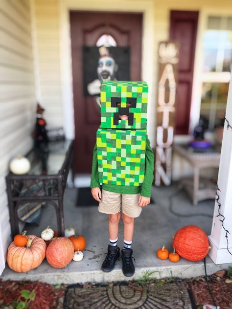 Creeper Diy Costume, Minecraft Creeper Costume, Slimer Costume, Creeper Costume, Minecraft Costumes, Recycled Costumes, Cardboard Costume, Last Minute Costume, Diy Minecraft