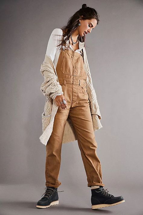 Tan Overalls Outfit, Overalls Outfit Winter, Tan Overalls, Overalls Outfit, Jeans Overall, Winter Lookbook, Free People Style, Jean Overalls, Denim Overalls