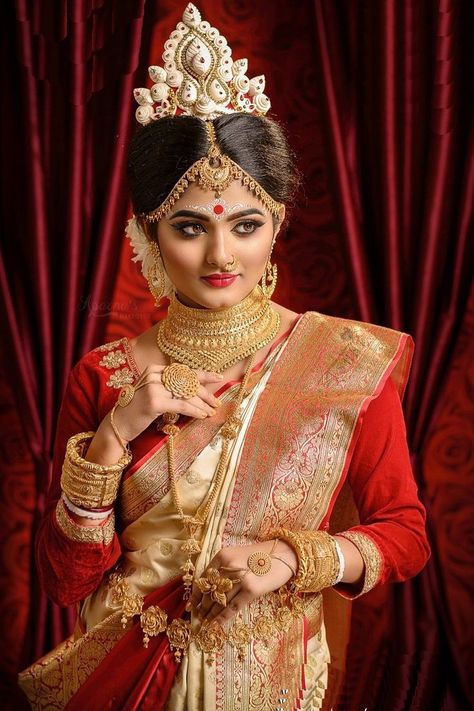 Bengali Bridal Look, South Indian Bride Saree, Indian Bride Poses, Indian Bride Makeup, Indian Wedding Poses, Bengali Bridal Makeup, Bride Photos Poses, Indian Wedding Bride, Indian Bridal Photos