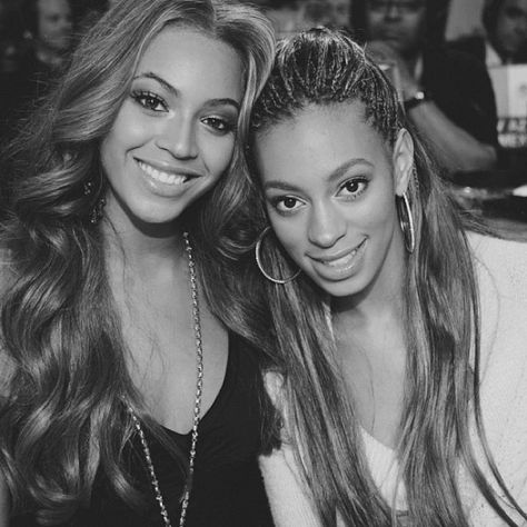 Sister love Beyonce & Solange Beyonce Solange, Beyonce Sister, Beyonce Show, Beyonce 2013, Beyonce Instagram, Famous Sisters, Celebrity Siblings, Beyonce Knowles Carter, Sister Sister