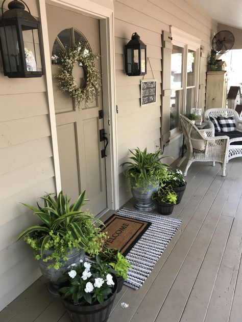 Small Porch Decorating, Front Porch Furniture, Front Porch Makeover, House Front Porch, Outdoor Entryway, Front Porch Design, Porch Makeover, Summer Porch, Porch Furniture