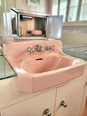 1950 Bathroom Ideas, Vintage Sink Bathroom, Vintage Sinks Bathroom, 40s Bathroom, Vintage Pink Tile Bathroom, Unfitted Kitchens, Antique Appliances, Bathroom Accessories Ideas, Vintage Bathroom Sink