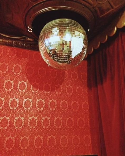 70s Aesthetic Wallpaper, Vintage 70s Aesthetic, Retro 70s Aesthetic, Spider House, Disco Aesthetic, House Cafe, Chelsea Hotel, Zero Wallpaper, 70s Aesthetic