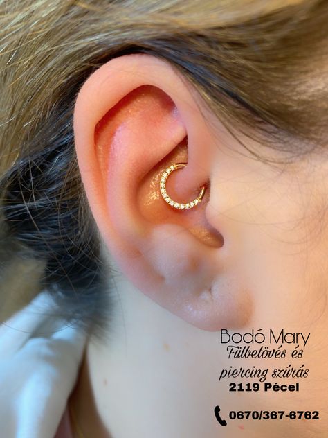 Ear Piercing Ideas Daith, Daith Piercing Ideas, Ear Piercings Daith, Daith Piercings, Piercing Daith, Ear Peircings, Daith Piercing Jewelry, Pretty Ear Piercings, Cute Piercings