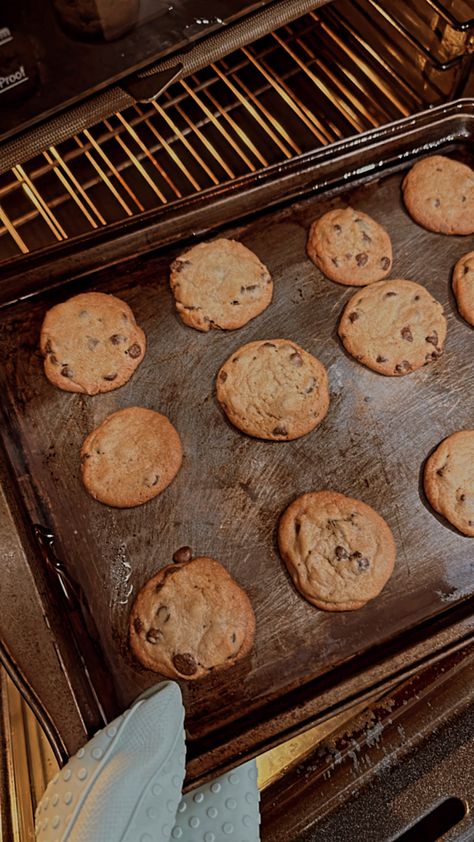 #homemade #cookierecipe #cookies #cooking #baking #cookies #cookierecipe #cookiedough #fresh #COld #overcast #cozy #cozyhome #cozyvibes Fresh Baked Cookies Aesthetic, Baked Chocolate Chip Cookies, Cookies Aesthetic, Fresh Baked Cookies, Baking Cookies, True Nature, Freshly Baked, Chip Cookies, Chocolate Chip Cookies