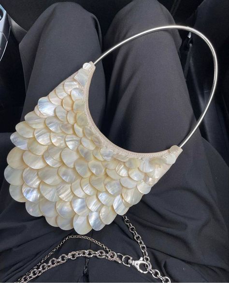 Shell Inspired Fashion, Peter Pan Kostüm, Pearl Purse, Pearl Handbag, Crochet Handbag, Fancy Bags, Pretty Bags, Beaded Bags, Cute Bags