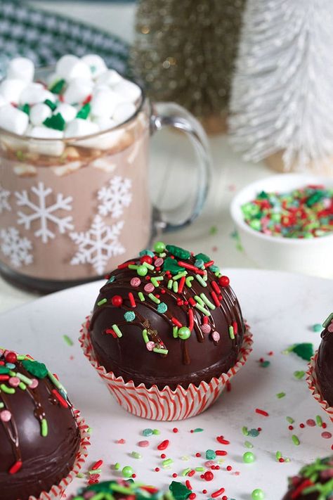 Hot Chocolate Bomb Recipe Best Hot Cocoa, Easy Hot Chocolate, Hot Chocolate Treats, Champagne Chocolate, Diy Hot Chocolate, Hot Chocolate Bomb, Cracker Toffee, Treat Bar, Hot Chocolate Gifts