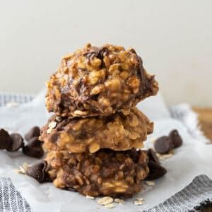 No Bake Salted Caramel Cookies - Pitchfork Foodie Farms No Bake Salted Caramel Cookies, Caramel Recipe Easy, Apple Oatmeal Cookies, Easy No Bake Cookies, Salted Carmel, Toffee Chips, Pretzel Cookies, Baked Caramel, Salted Caramel Cookies