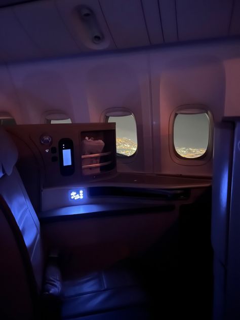 Plane First Class Seat Aesthetic, First Class Plane, Skz Twitter, Plane Seats, Airplane Seats, Sunset Pretty, Surfing Aesthetic, Business Class Seats, First Class Seats