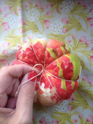 Diy Pin Cushion Easy, Diy Pincushion, Diy Pin Cushion, Pincushion Tutorial, Cushion Tutorial, Sewing Cushions, Pin Cushions Patterns, Cushions To Make, Simple Pins