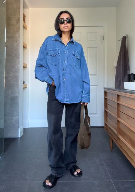 Jean And Button Up Shirt Outfit, Denim Long Sleeves Outfit Women, Scandi Spring Style, 60 70 Degree Weather Outfit, 60 Degree Weather Outfit Winter, Jeans And Long Sleeve Shirt Outfits, 70 Degree Weather Outfit Casual, Denim Button Up Shirt Outfit, Oversized Denim Shirt Outfit