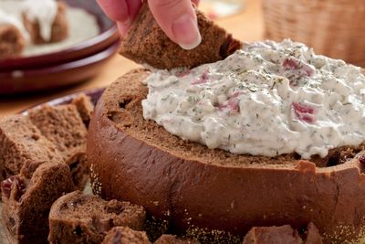 Bread Bowl Dip Easy Holiday Party Appetizers, Chipped Beef Dip, Bread Dips Recipes, Bread Bowl Dip, Best Dip Recipes, Chips Dip, Holiday Party Appetizers, Beef Dip, Dried Beef