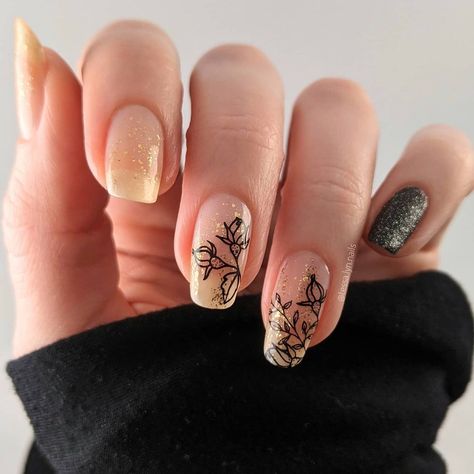 Tessa on Instagram: “Black and Gold 🖤 Hey friends! It's Tal's (@nail_art_by_tal) birthday! Several of us got together to recreate one of her amazing negative…” Black Flower Nails, Get Nails, Black Flower, Cute Nail Designs, Flower Nails, Gold Flowers, Black Nails, Nail Designer, Black And Gold